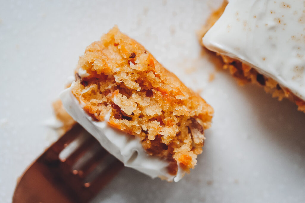 Veganer Karottenkuchen mit Gabel