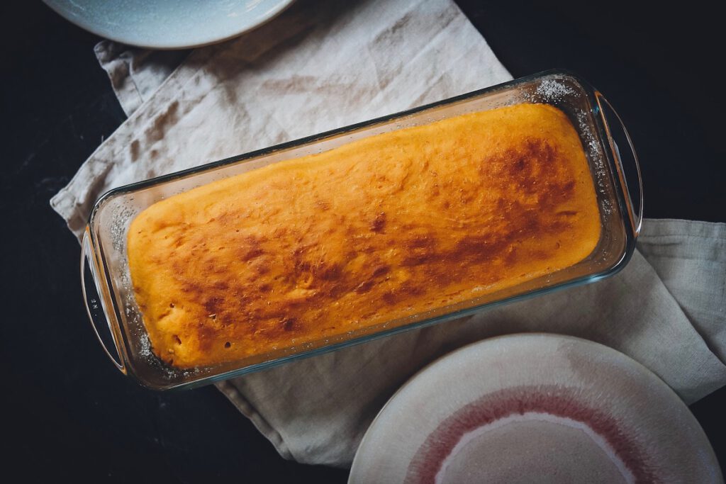 Kürbisbrot in Kuchenform auf Geschirrtuch