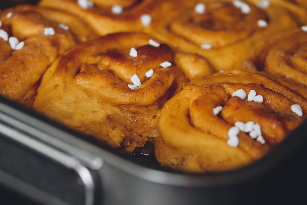 Saftige Zimtschnecken von der Seite