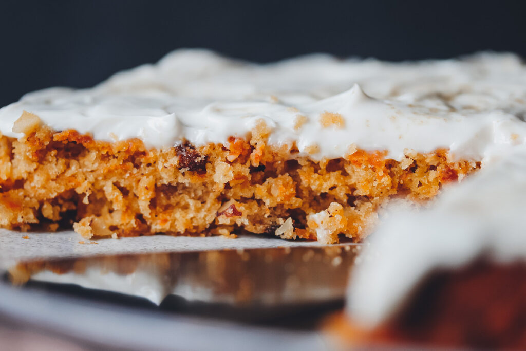 Veganer Karottenkuchen mit Frischkäse Creme
