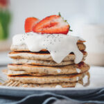Pancake Stapel mit Joghurt und Erdbeeren