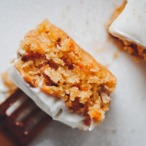 Veganer Karottenkuchen mit Gabel