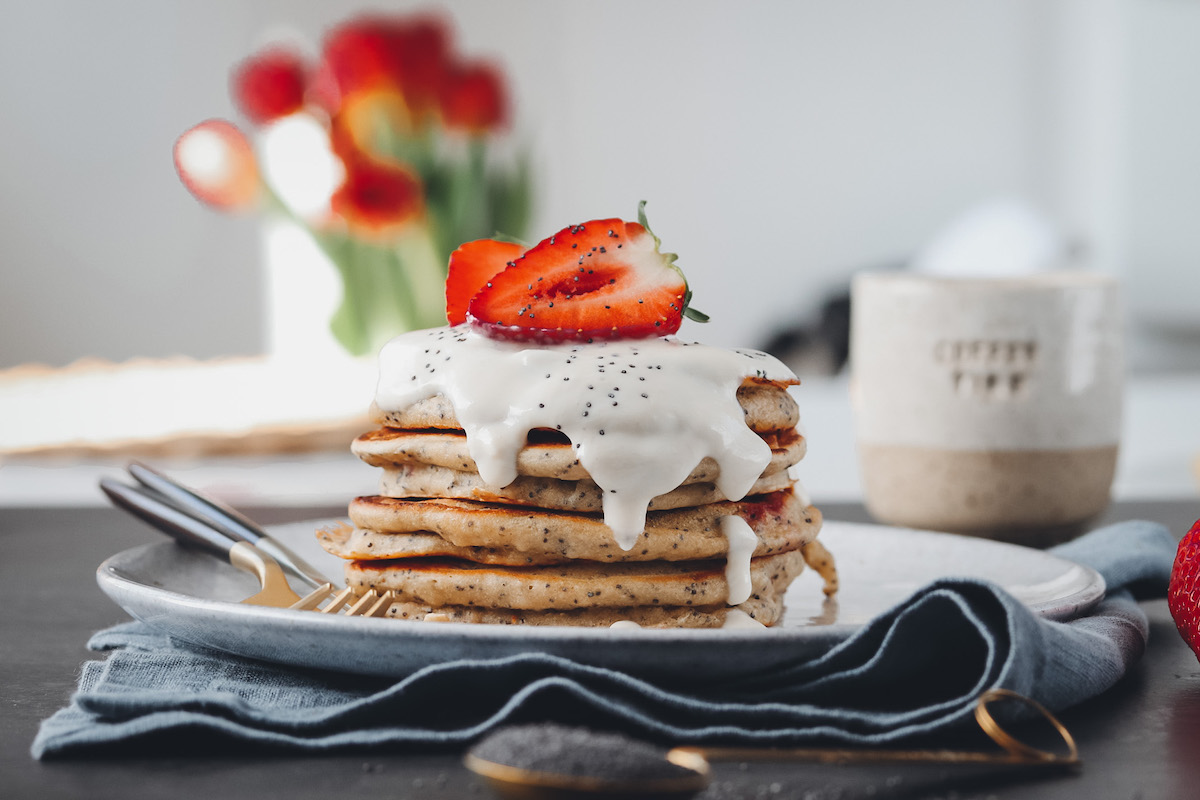 Vegane Zitronen-Mohn-Pancakes mit Erdbeeren - Lena Eats | Veganer Foodblog