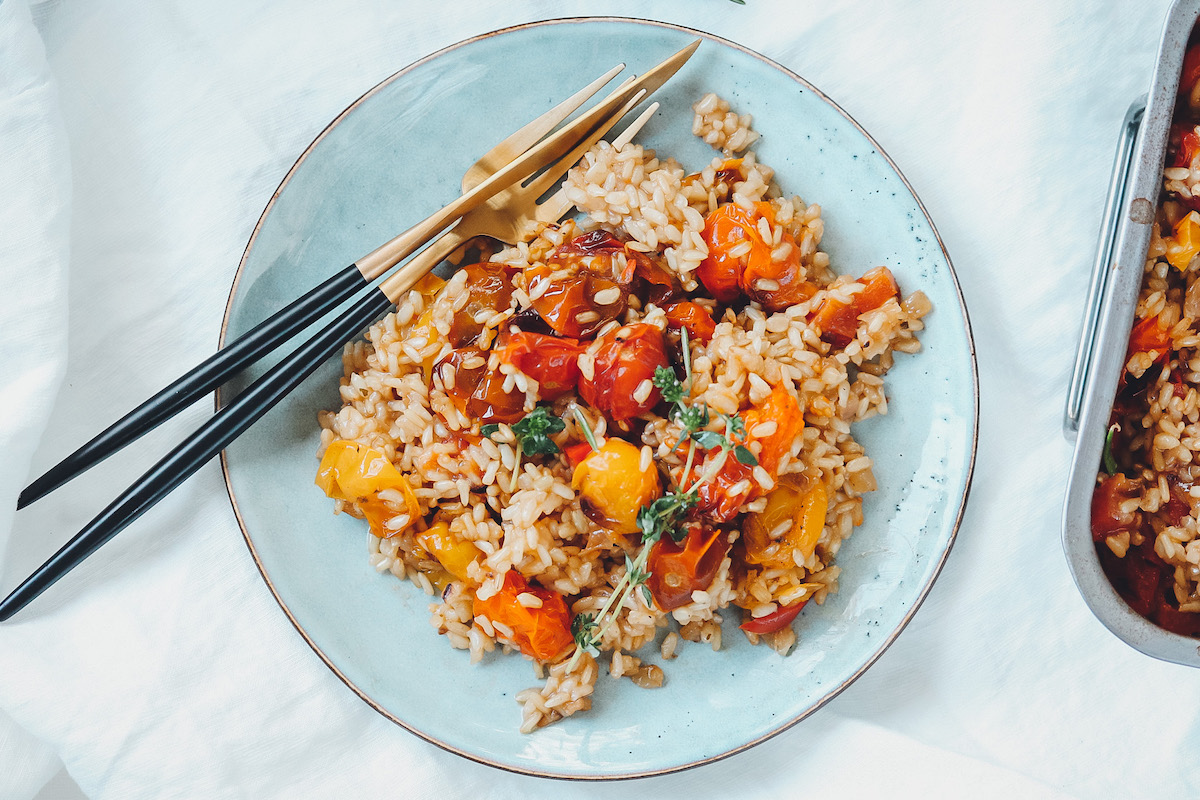 Risotto auf blauem Teller mit Besteck