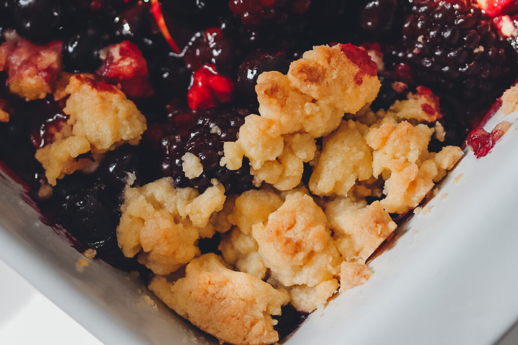 Veganer Crumble mit Blaubeeren und Brombeeren (+Crumble Grundrezept ...