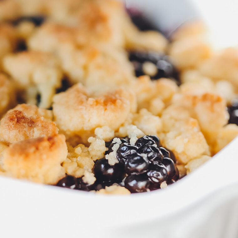 Veganer Crumble mit Blaubeeren und Brombeeren (+Crumble Grundrezept ...