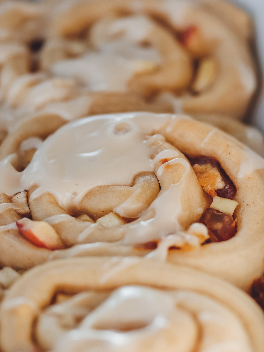 Zimtschnecken mit Apfel und Dattelkaramell - Lena Eats | Veganer Foodblog Zimtschnecken mit Apfel und Dattelkaramell - Lena Eats | Veganer Foodblog