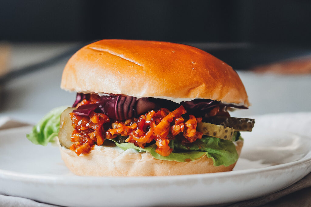 BBQ Pulled Tofu Burger – veganer Burger mit Barbecue Tofu Marinade ...