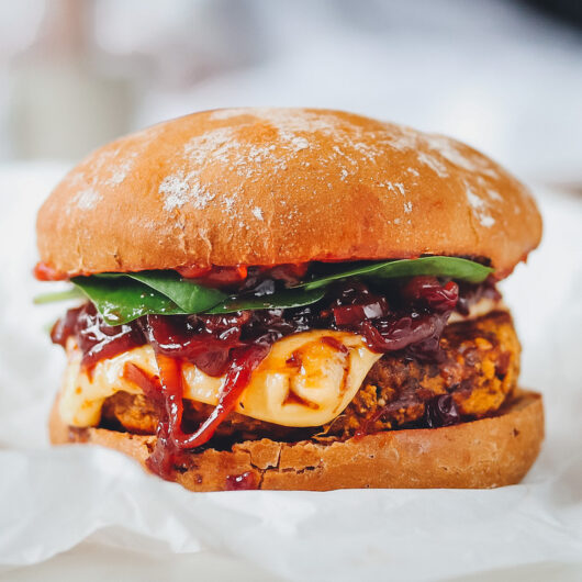 Black Bean Burger Winter Burger mit Spinat, Zwiebel Chutney und