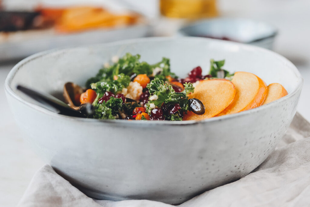 Grünkohl Salat mit Kaki und Knoblauch-Limetten-Dressing - Lena Eats ...