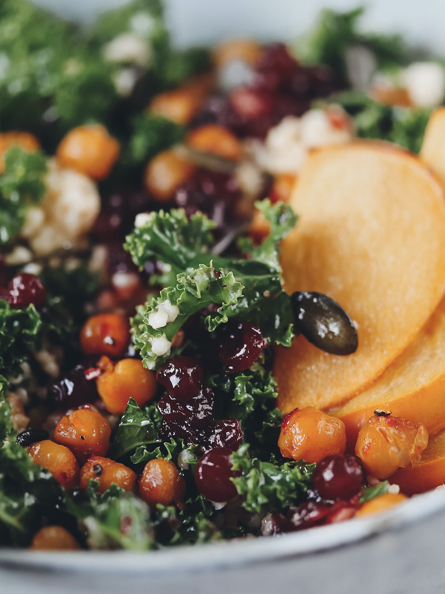 Grünkohl Salat mit Kaki und Knoblauch-Limetten-Dressing - Lena Eats ... Grünkohl Salat mit Kaki und Knoblauch-Limetten-Dressing - Lena Eats ...