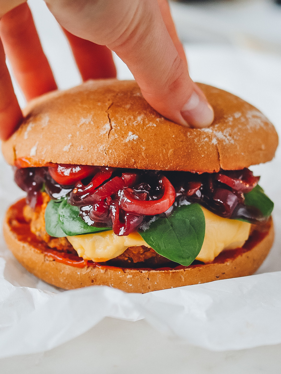 Black Bean Burger Winter Burger mit Spinat, Zwiebel Chutney und