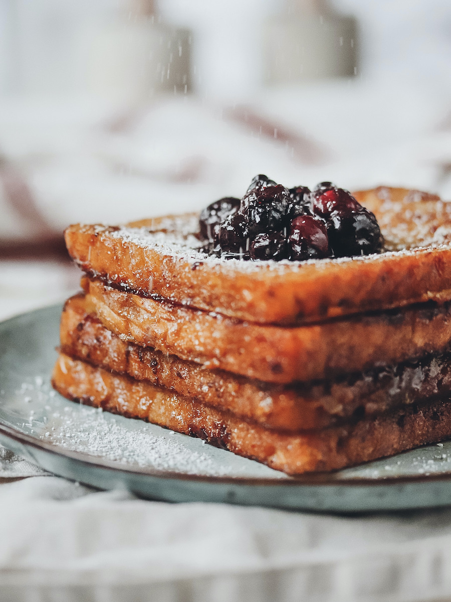 French Toast ohne Ei zimtiges veganes French Toast Rezept mit warmen Beeren Lena Eats