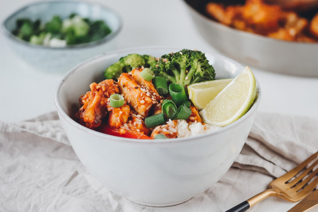 Erdnuss Tofu: Leckeres Tofu Rezept mit Sushi Reis und Gemüse - Lena ...