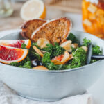 Grünkohlsalat mit Orangen in grauer Schüssel