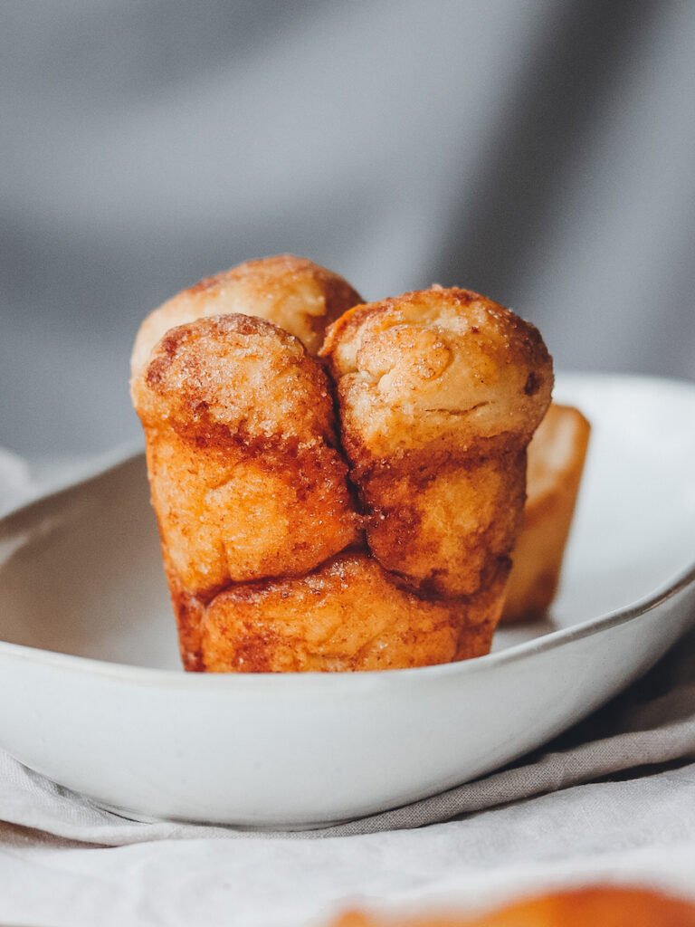 Monkey Bread Muffin auf grauem Teller