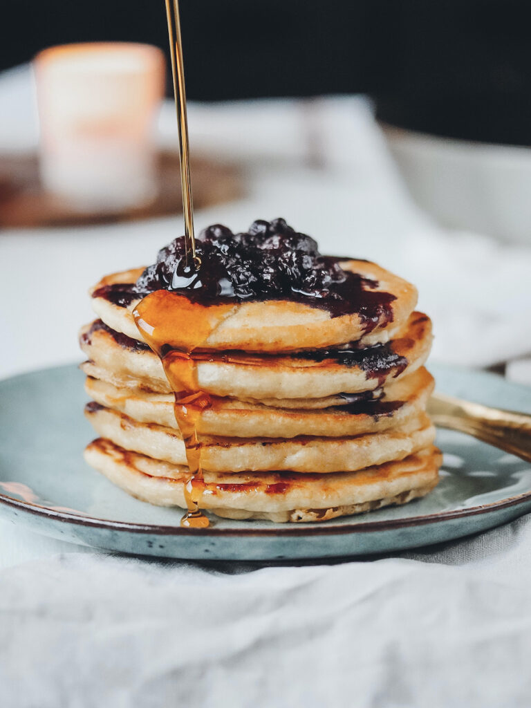 Pancake Stapel mit Blaubeeren und Ahornsirup