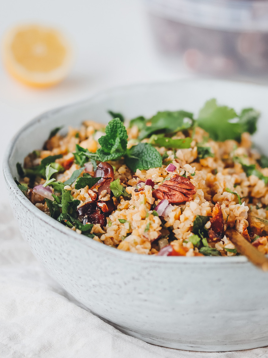 Bulgursalat mit Datteln, Nüssen, Minze und Ahorn-Knoblauch-Dressing ...