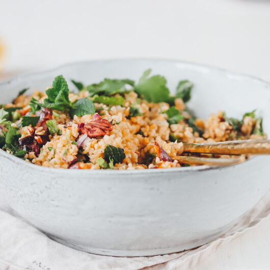 Bulgursalat mit Datteln, Nüssen, Minze und Ahorn-Knoblauch-Dressing ...