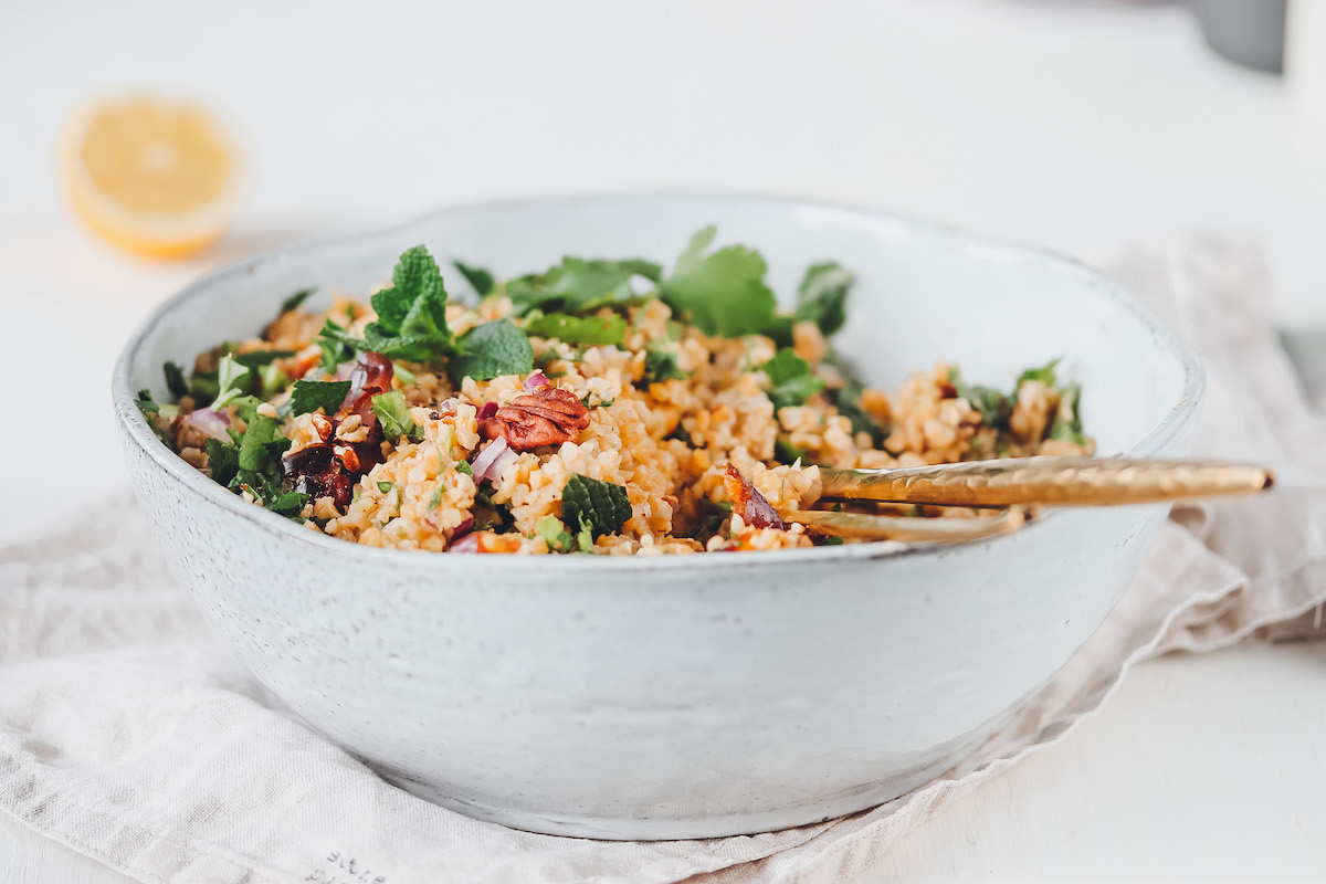 Bulgursalat mit Datteln, Nüssen, Minze und Ahorn-Knoblauch-Dressing ...