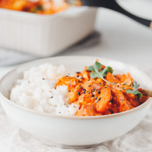 Tandoori Tofu in grauer Schüssel mit Reis