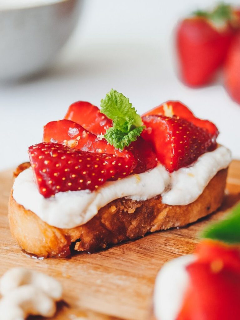 Vegane Mascarpone Alternative auf knusprigem Brot mit Erdbeeren