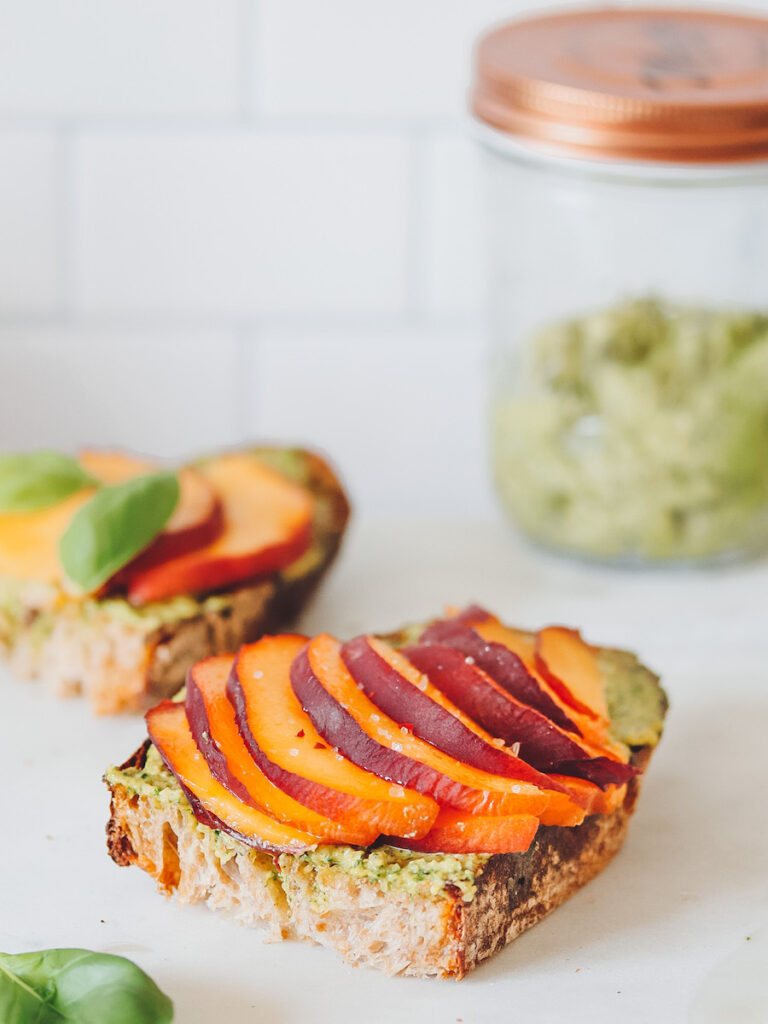 Sommer Sandwich mit Basilikum Pesto vegan und Pfirsichen