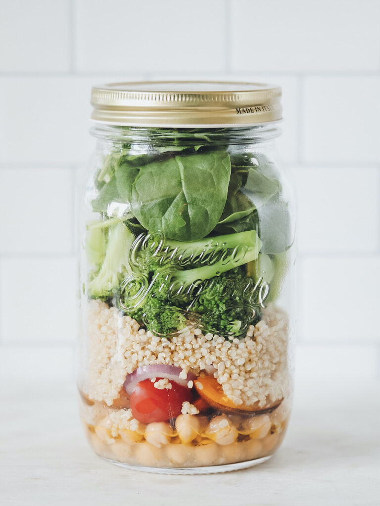 Quinoa Salat mit Kichererbsen und Brokkoli geschichtet im Glas