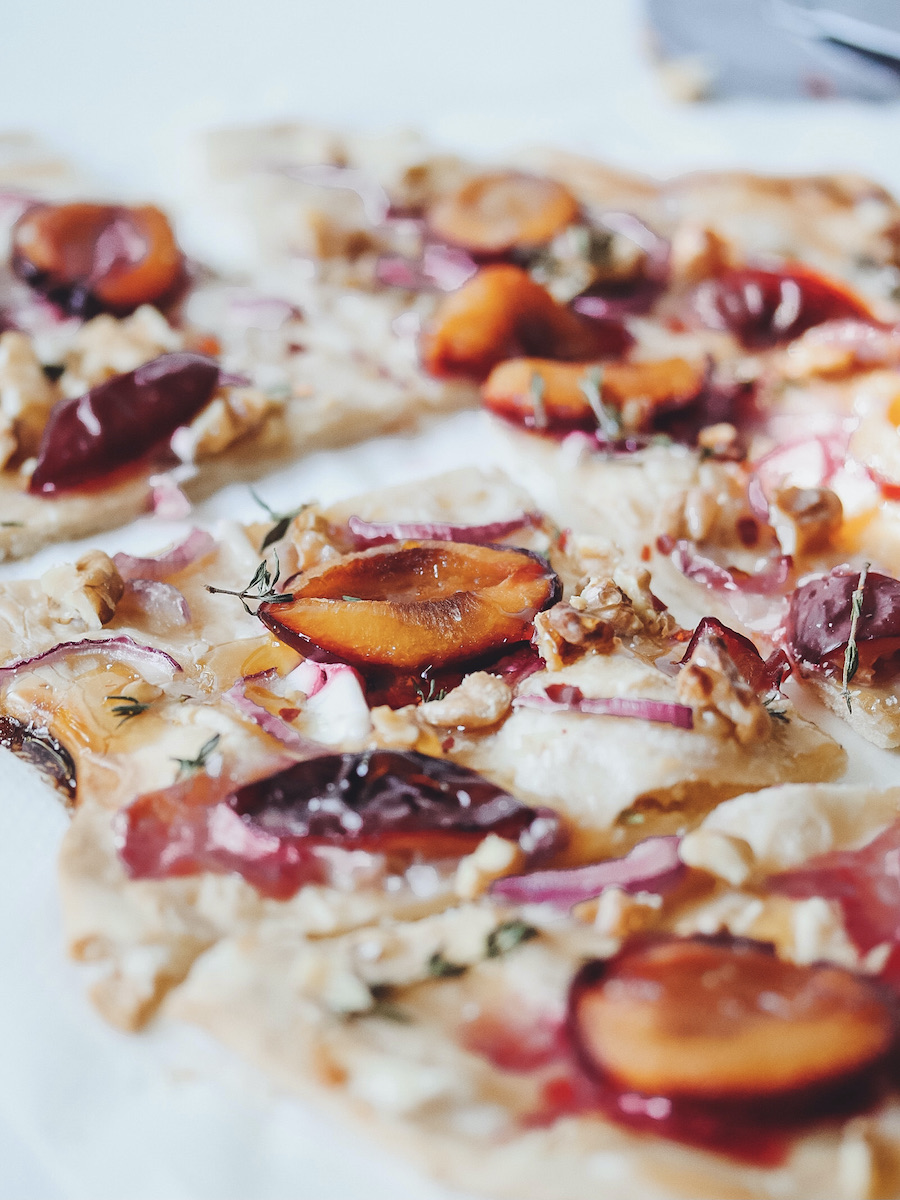 Süßer Flammkuchen mit Zwetschgen, Thymian und Ahornsirup - Lena Eats ...