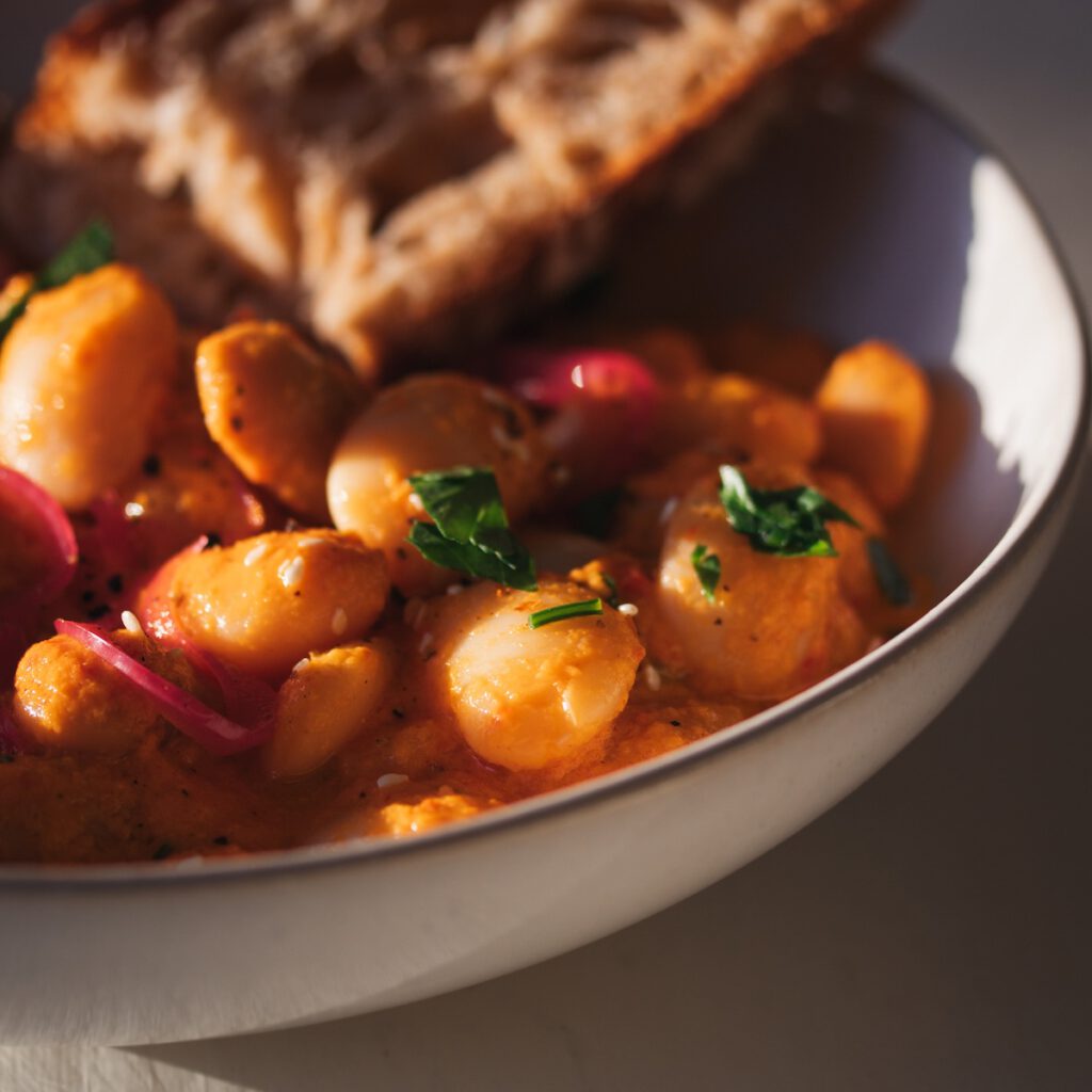 Paprika Butter Beans mit Brot